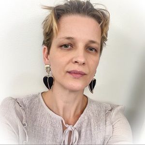 💕Beautiful Gold Tone Black Heart Fashion Earrings💕